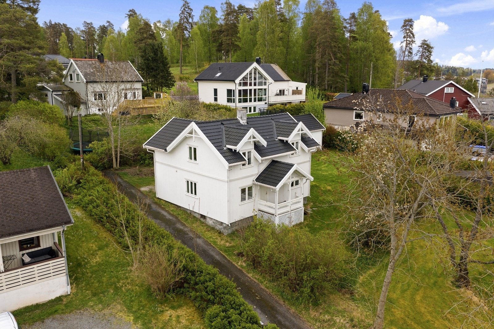Eiendommen ligger skjermet til i et etablert boligområde. Galleribilde