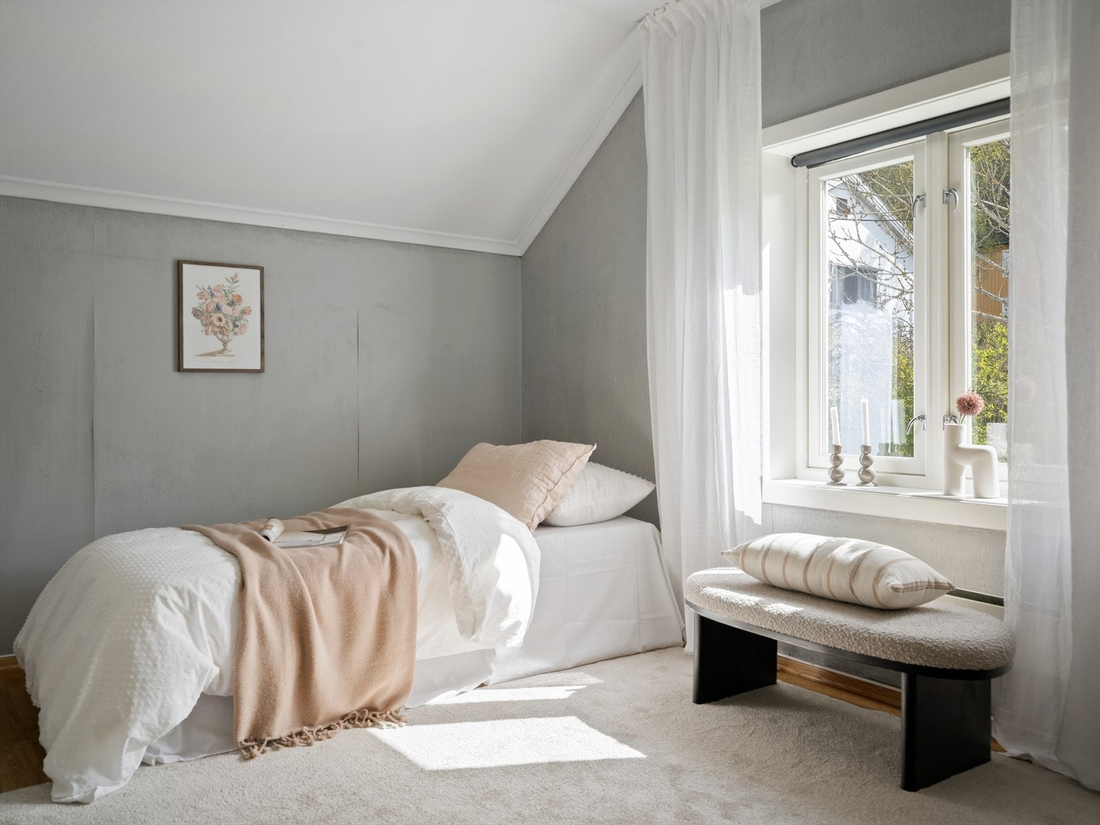 Soverom med plass til seng og oppbevaring. Galleribilde