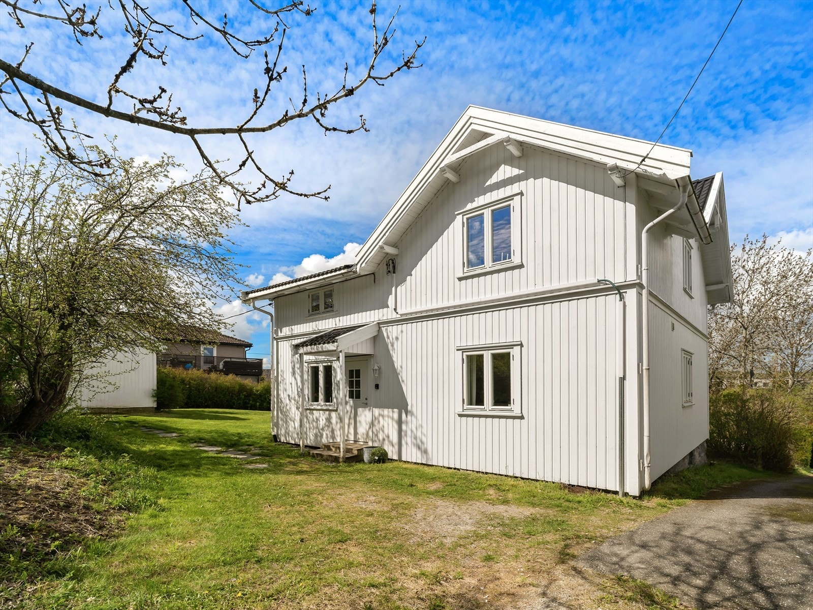 Fasaden har stående bordkledning fra 2018. Galleribilde