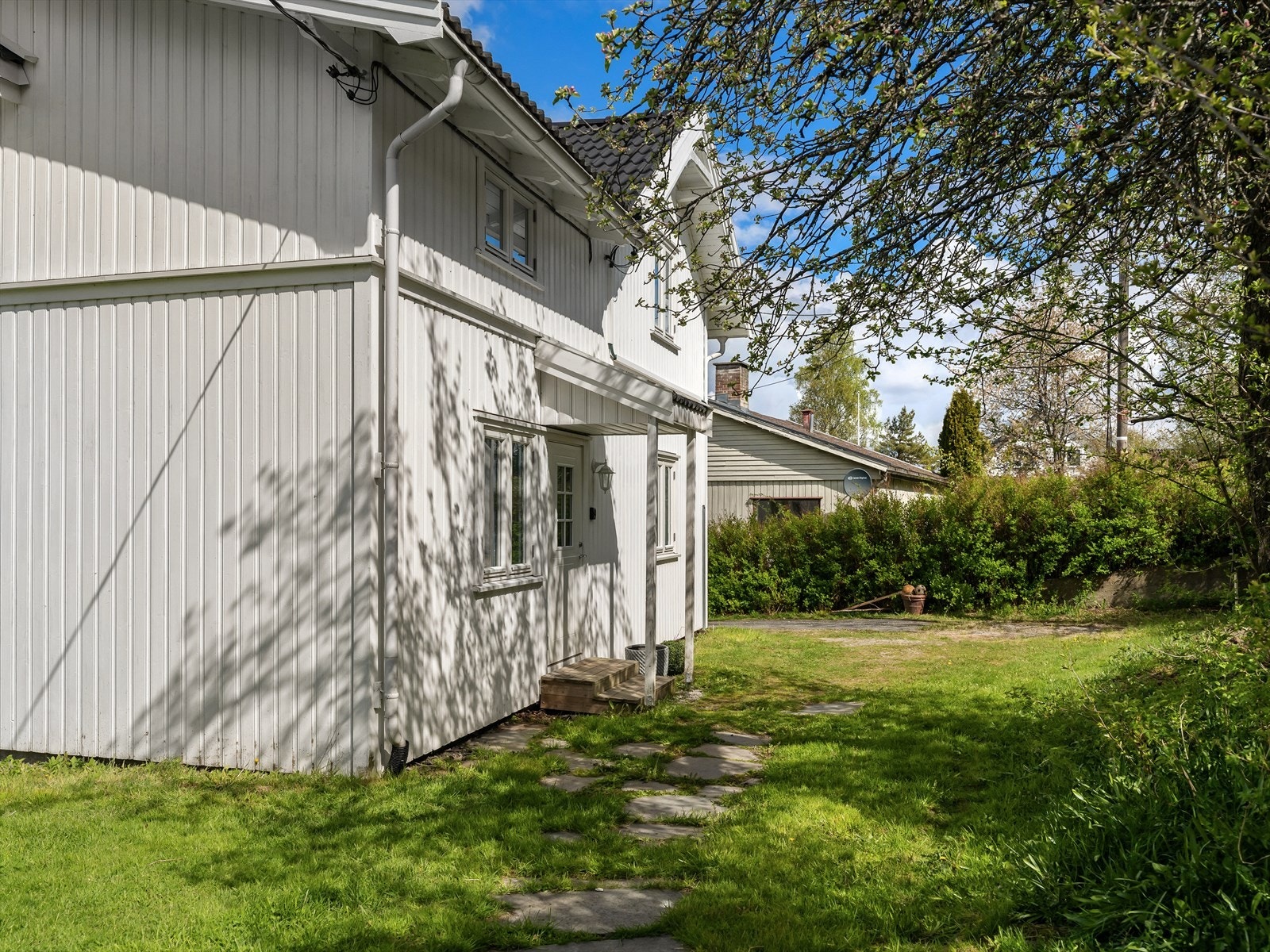 Egen inngang til den ene delen av første etasje. Galleribilde
