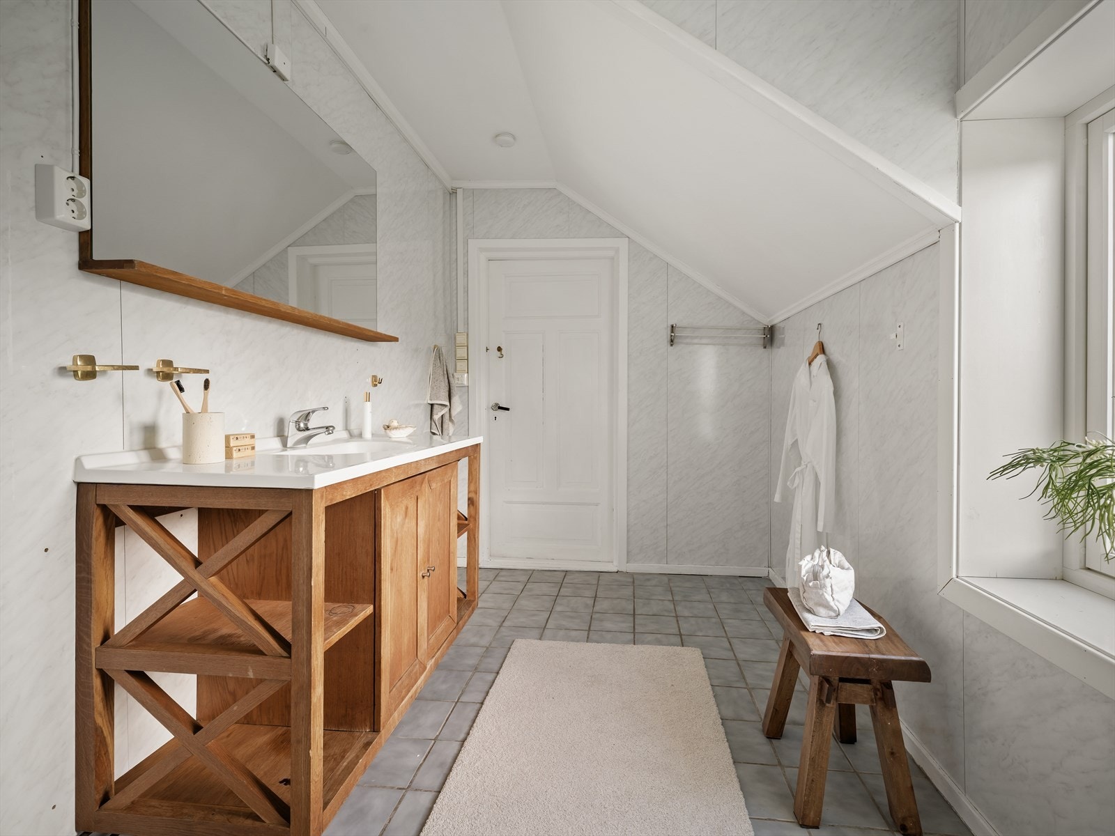 Rommet er utstyrt med dusjkabinett, toalett og en romslig servantinnredning. Galleribilde