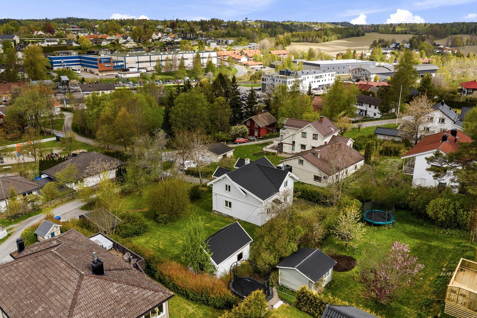 Fra eiendommen er det kort vei til Vestby Storsenter og dagligvarebutikker. Galleribilde