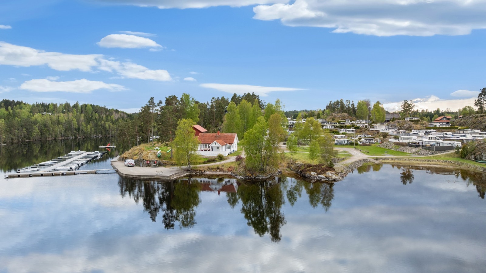 Eiendommen ligger perfekt til ved Stora Lee med umiddelbar nærhet til sjøen! Galleribilde