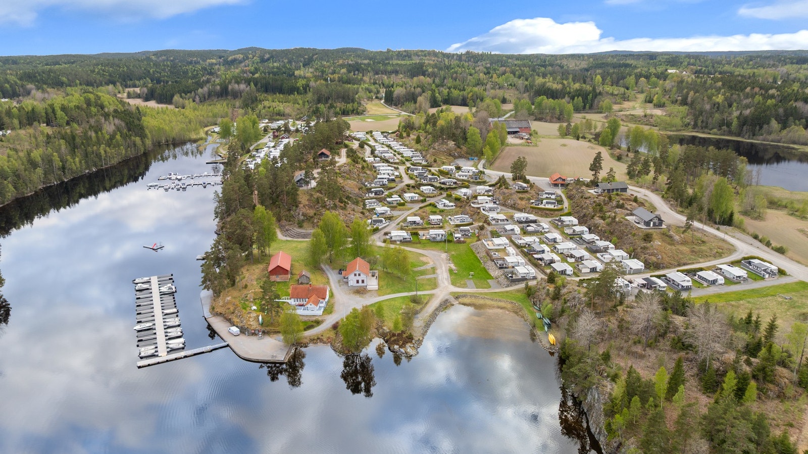 Området byr på strand, kiosk på campingen, turløyper m.m. Her kan man kose seg hele året! Galleribilde