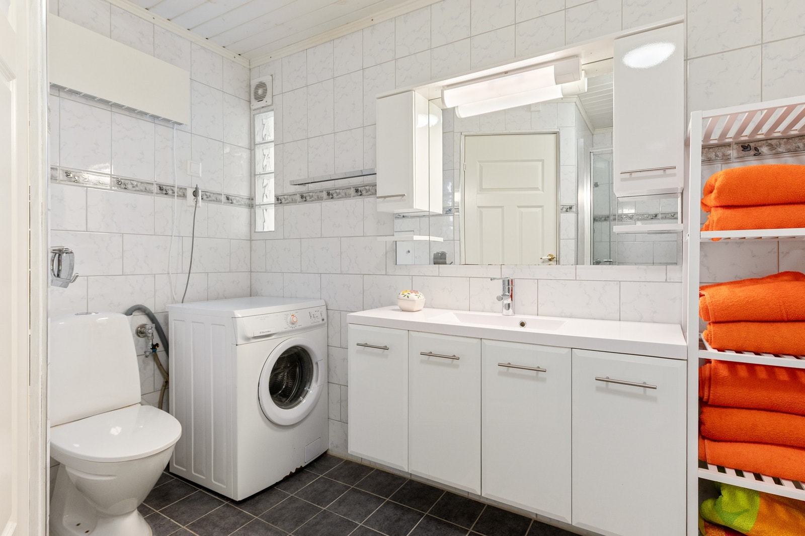 Fullt utstyrt bad med romslig servantskap, dusj og wc. Det er plass til vaskemaskin, så her kan man bli over lengre tid. Galleribilde