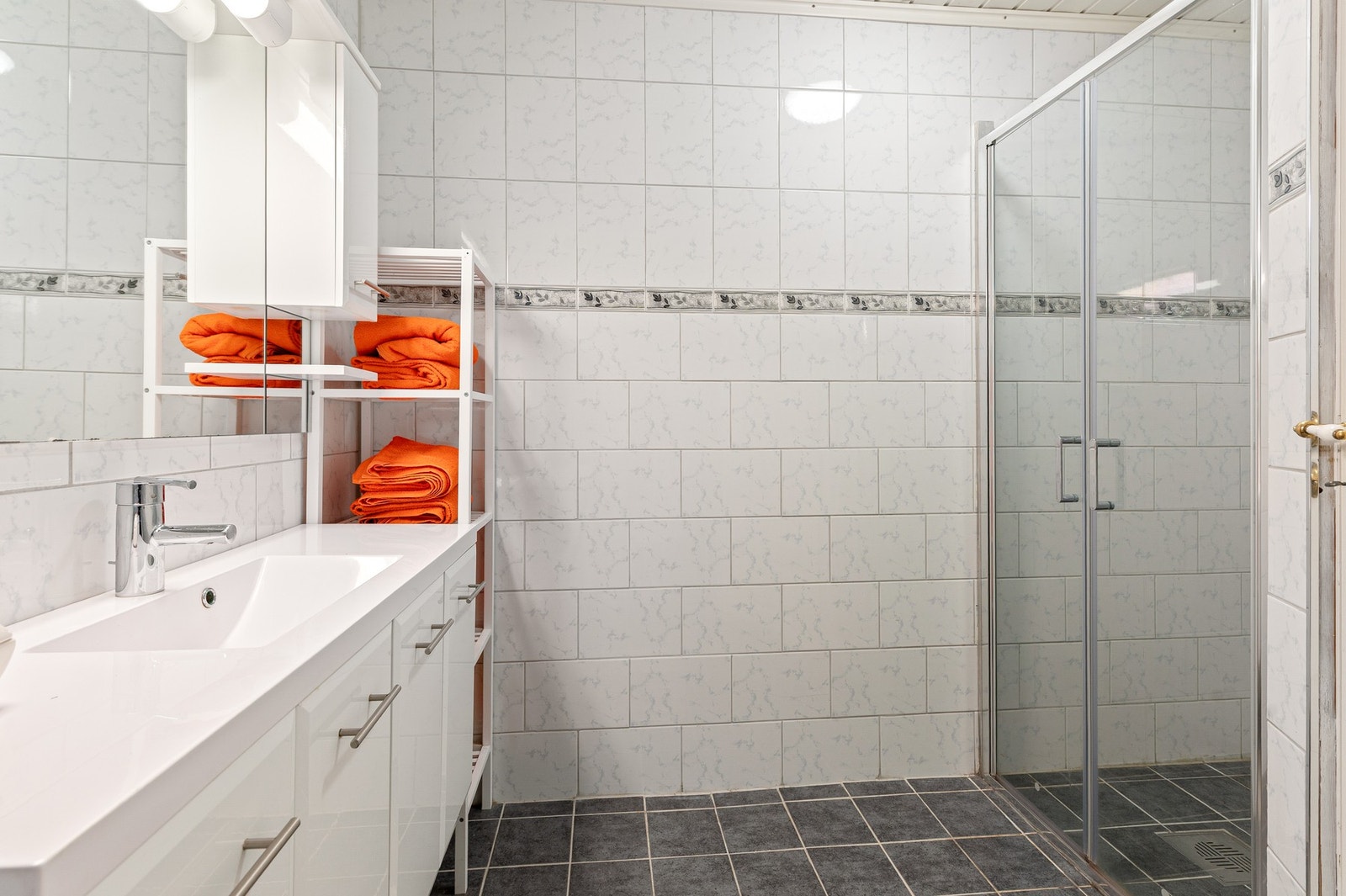 Fullt utstyrt bad med romslig servantskap, dusj og wc. Det er plass til vaskemaskin, så her kan man bli over lengre tid. Galleribilde