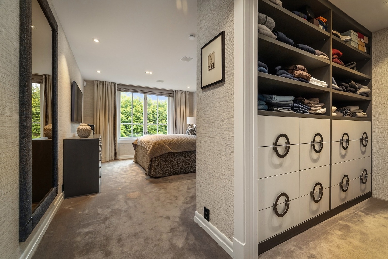 Flott walk-in garderobe i master avdeling, med plassbygd innredning fra Luxera møbelsnekker og håndtak fra Love Handels. Galleribilde
