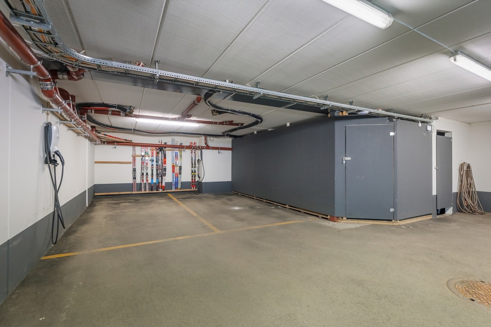 Boligen disponerer 3 garasjeplasser, hvor den ene plassen er ombygget til stor og praktisk sportsbod. Det er installert el-bil lader på begge plassene. Galleribilde