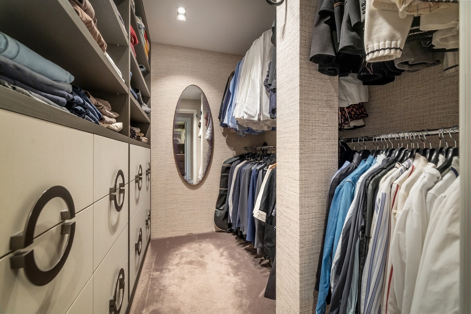 Walk-in garderobe. Galleribilde