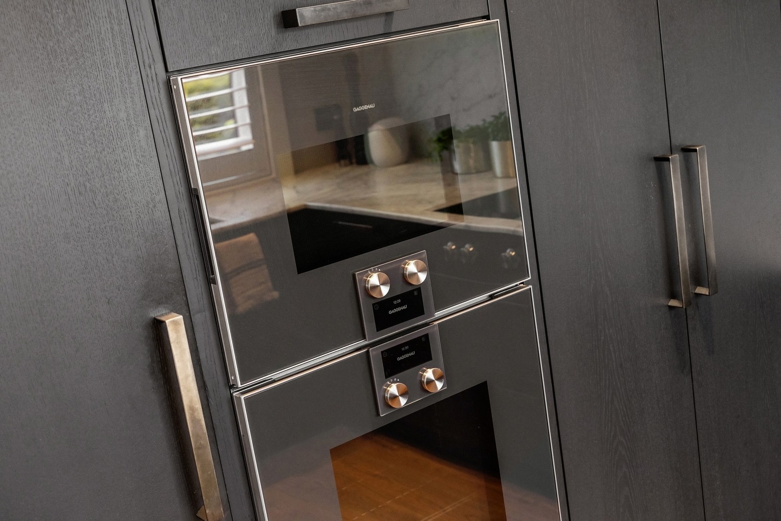 Kjøkkenet er bl.a. innredet med hvitevarer fra Gaggenau (90 cm kjøleskap med frys og isbitmaskin), høyt integrert hvinskap, 1 komfyr og en kombi komfyr. Eksklusive bronse håndtak fra Sun Valley i bronse. Galleribilde