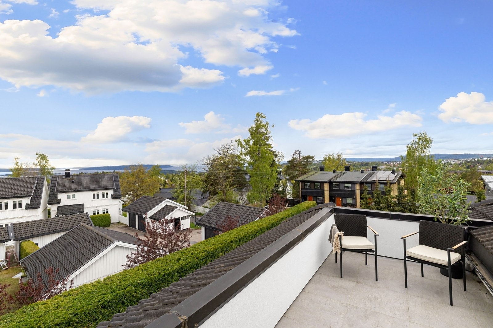 Stor og deilig takterrasse på ca 14 kvm. Nyere fliser på terrassen med varmekabler. Galleribilde