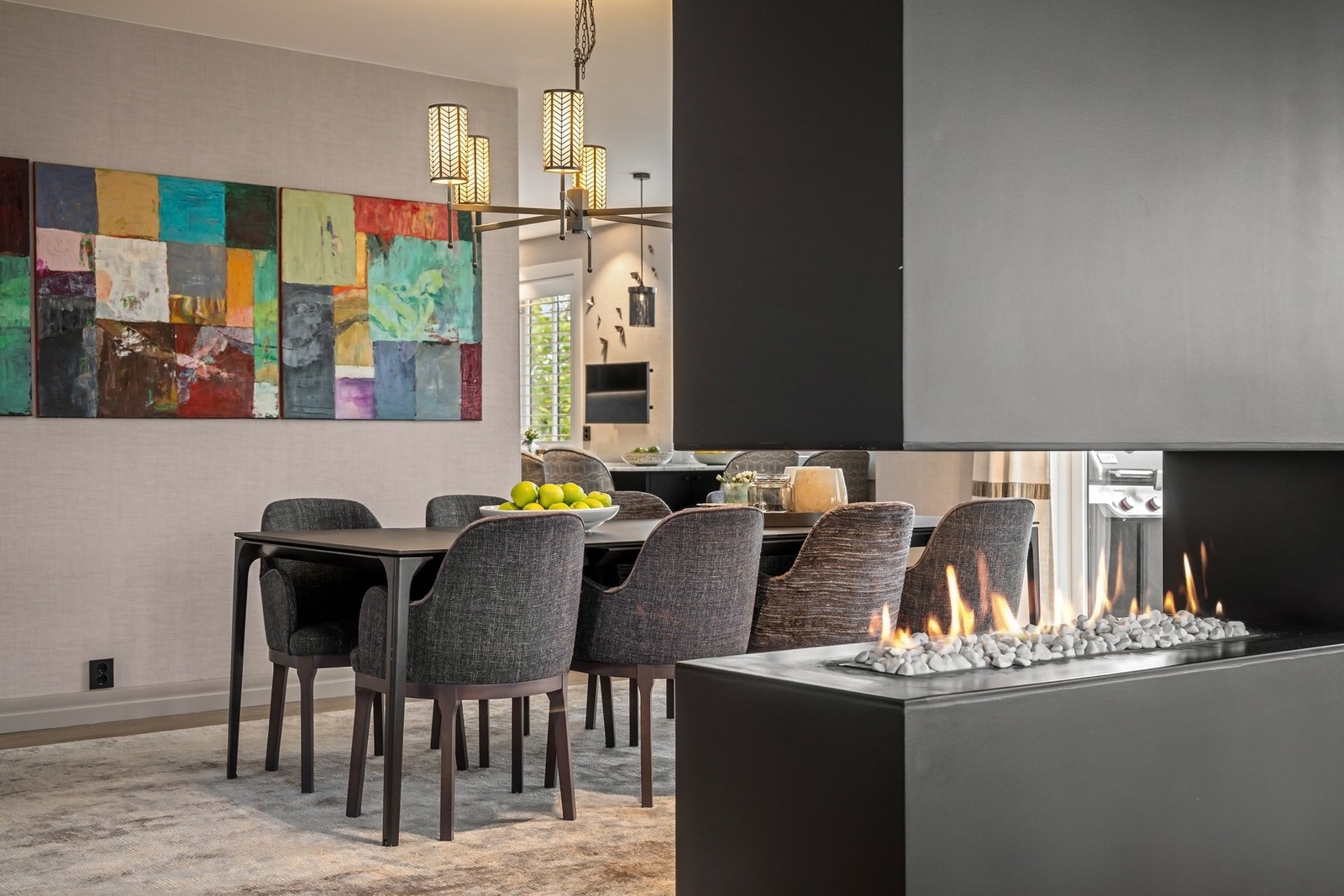 Lekker gasspeis med 3-sidig glass, som gir en hyggelig stemning både mot stue-delen og spisestue-delen. Galleribilde