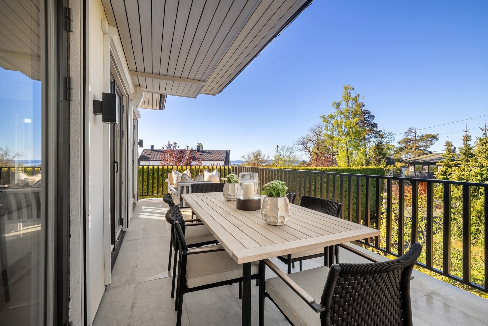 Stor vestvendt terrasse på ca 22 kvm, med god plass til flere sittegrupper. Galleribilde