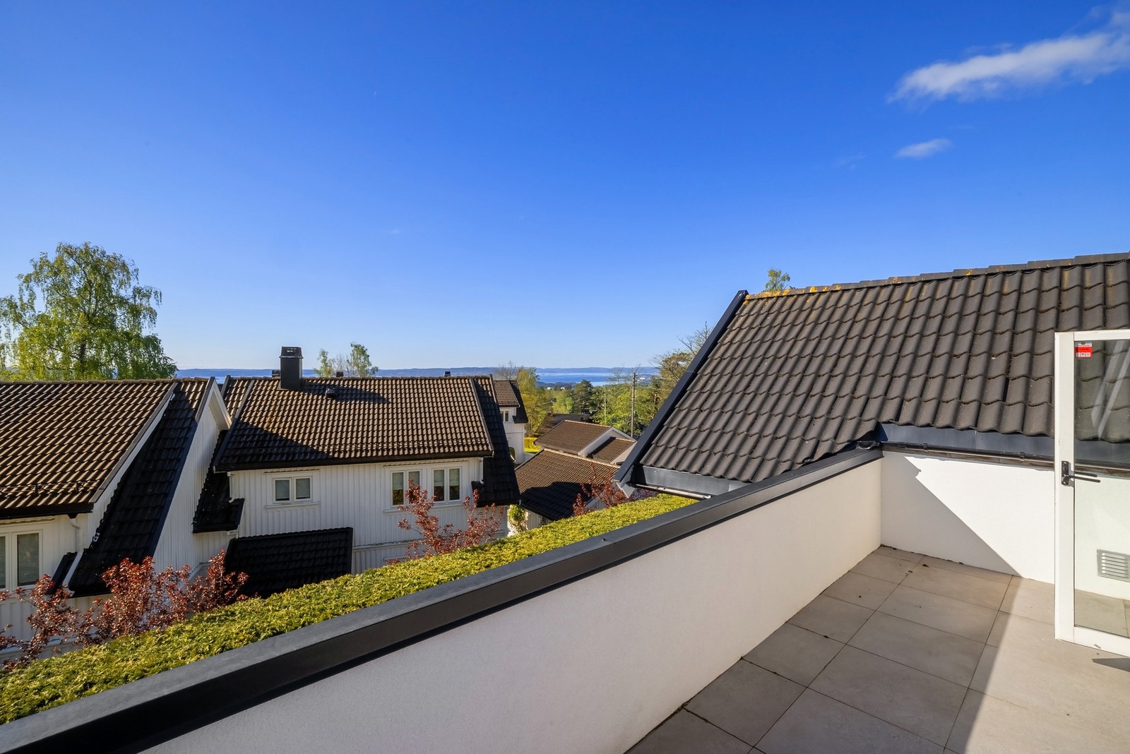 Takterrasse 2, på ca 14 kvm.
Terrassen har nyere fliser med varmekabler. Galleribilde