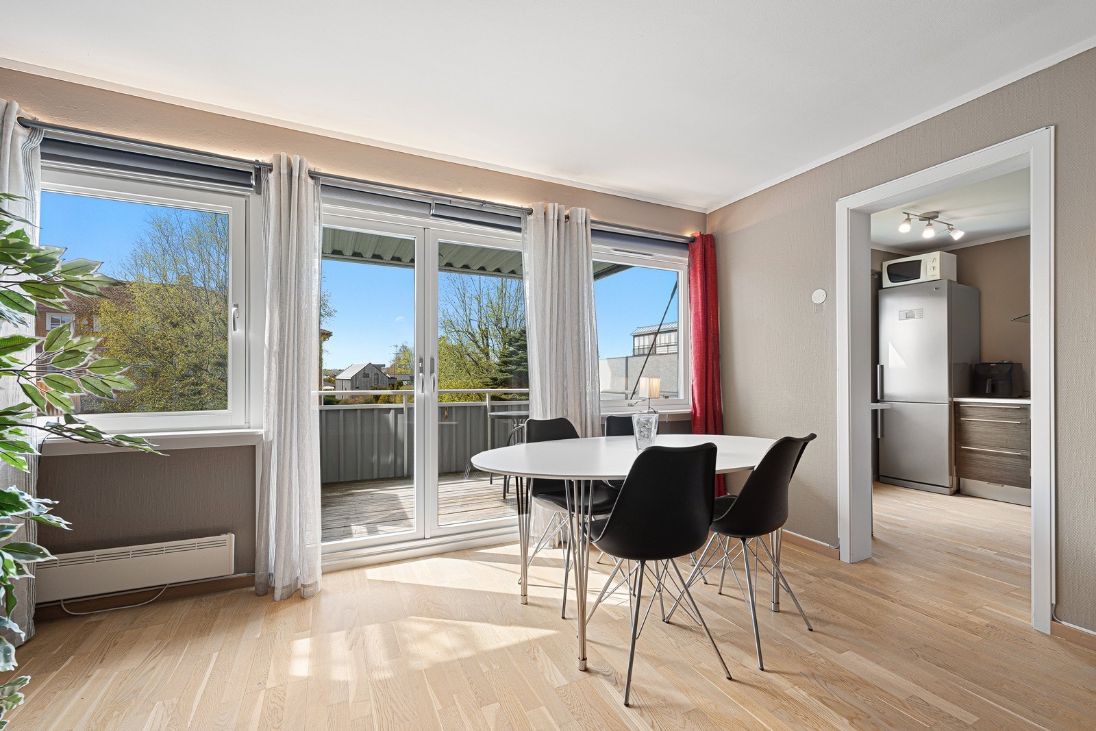 Det er god plass for et spisebord, her er det dobbeldør ut på balkongen Galleribilde