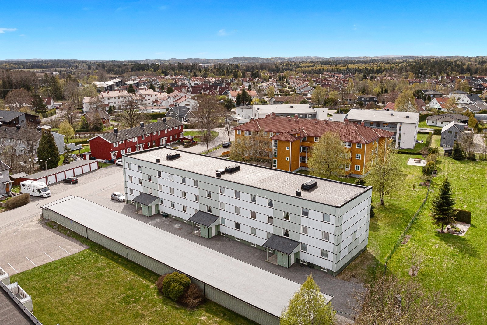 Garasjerekke og inngangspartiet Galleribilde