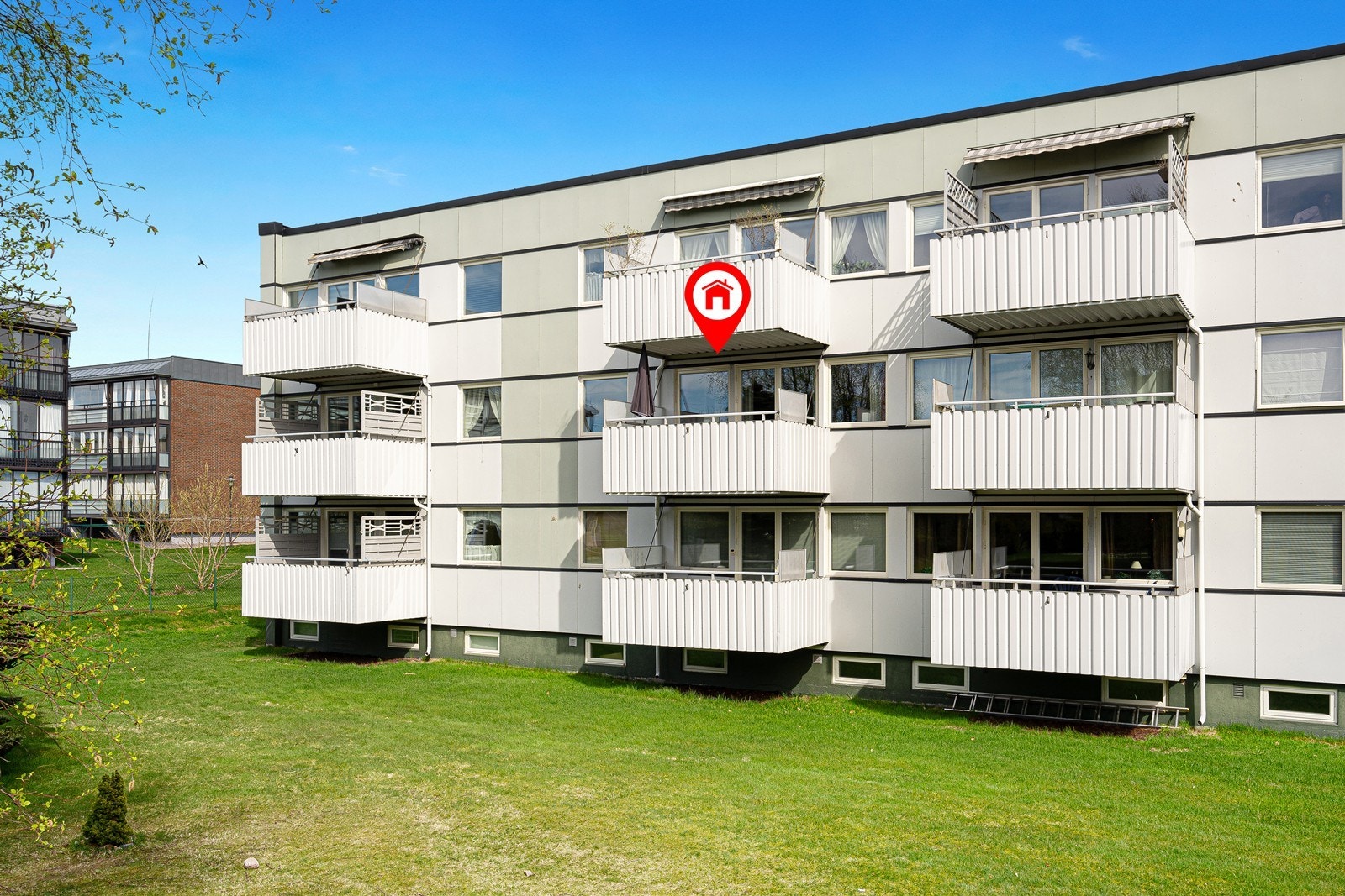 Leiligheten ligger i 2. etasje med flotte solforhold Galleribilde