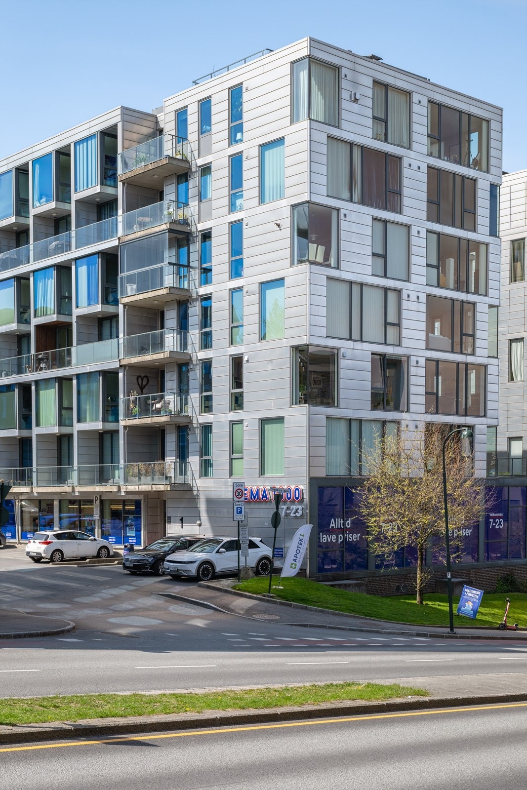 Med en perfekt kombinasjon av rolig bomiljø og umiddelbar nærhet til byens fasiliteter er dette et ideelt sted å bo for deg som ønsker det beste av Stavanger. Galleribilde