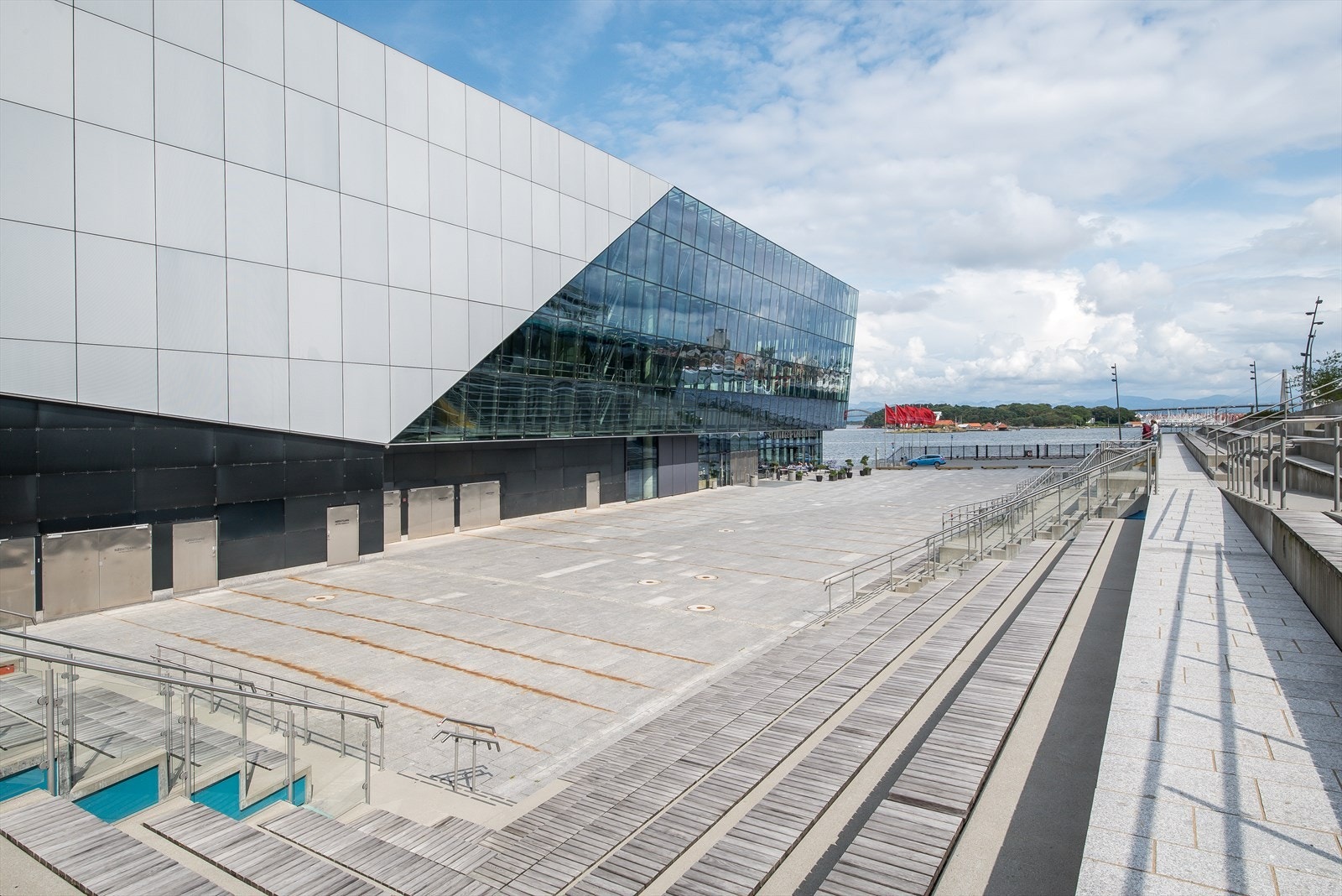For den kulturinteresserte ligger Stavanger Konserthus like ved, hvor du kan nyte konserter, teaterforestillinger og andre arrangementer. I samme bygg finner du Spiseriet, en restaurant med fantastisk utsikt over fjorden. Galleribilde