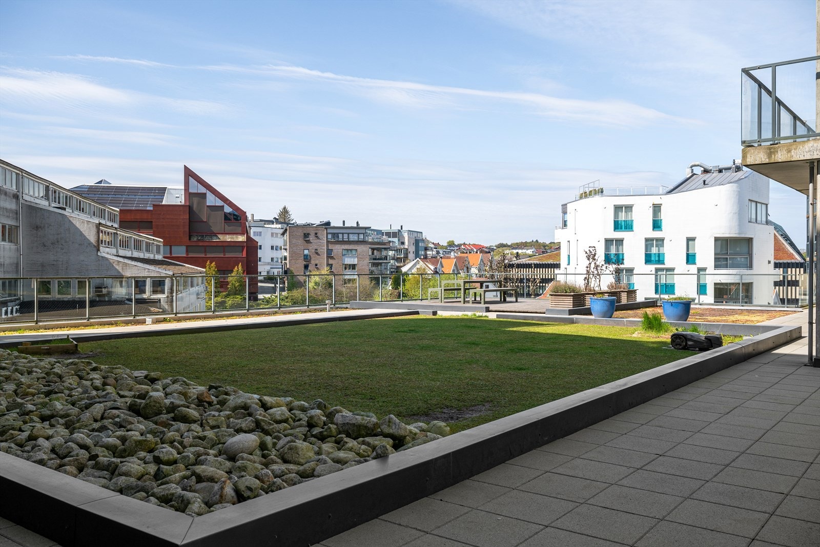 Tomten er felles eiet av sameiet og er pent opparbeidet med grøntområder, gangstier og sitteplasser. Galleribilde