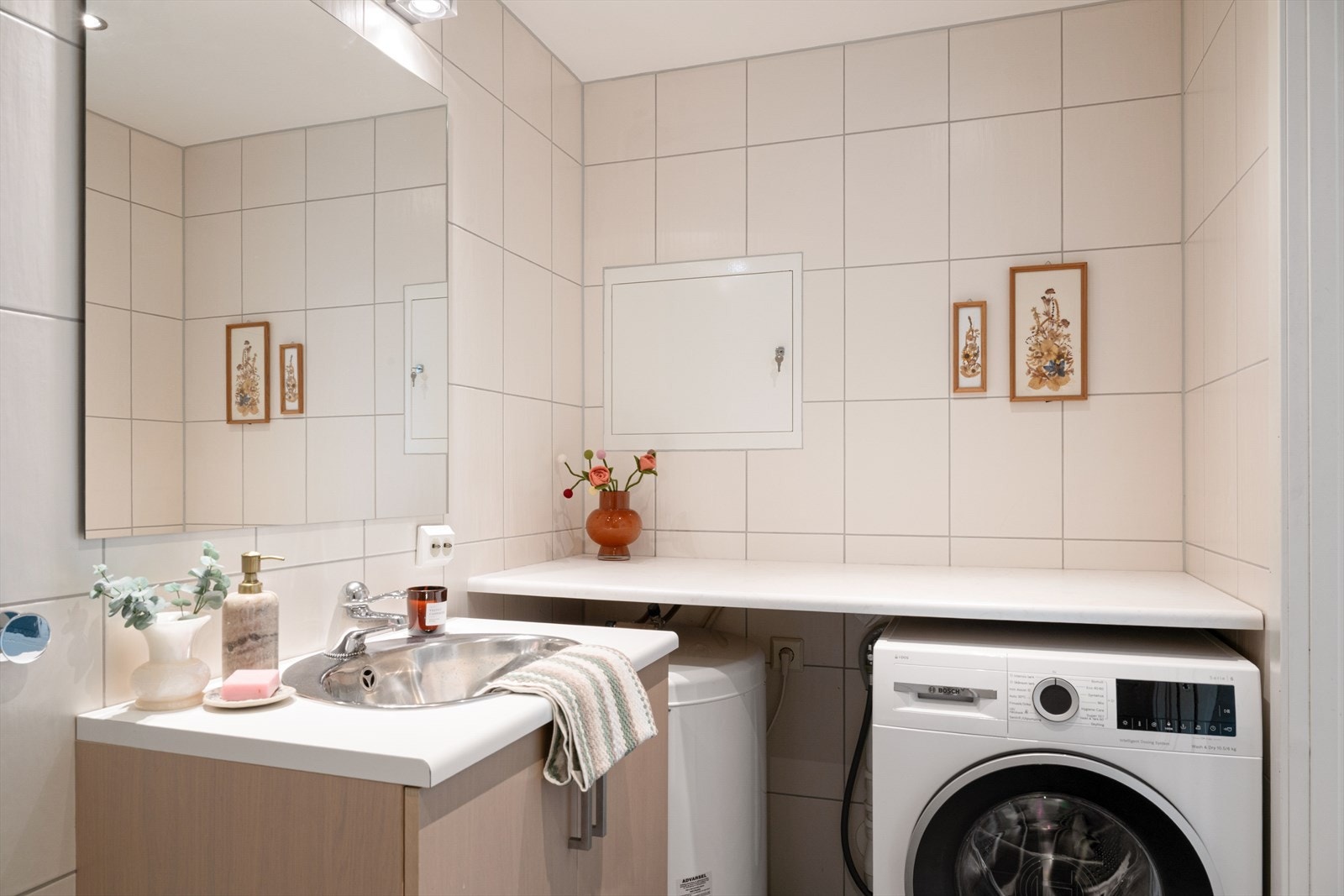 Videre er det varmekabler i gulv og opplegg for både vaskemaskin og tørketrommel. Galleribilde