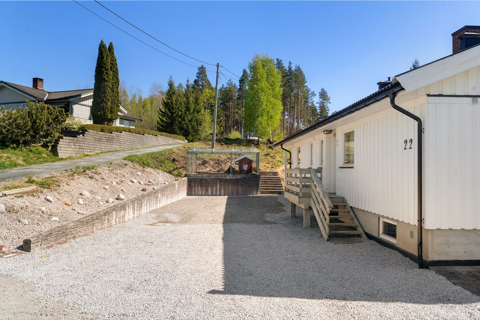 Eiendommen har en stor, gruslagt gårdsplass med god plass til parkering. Galleribilde