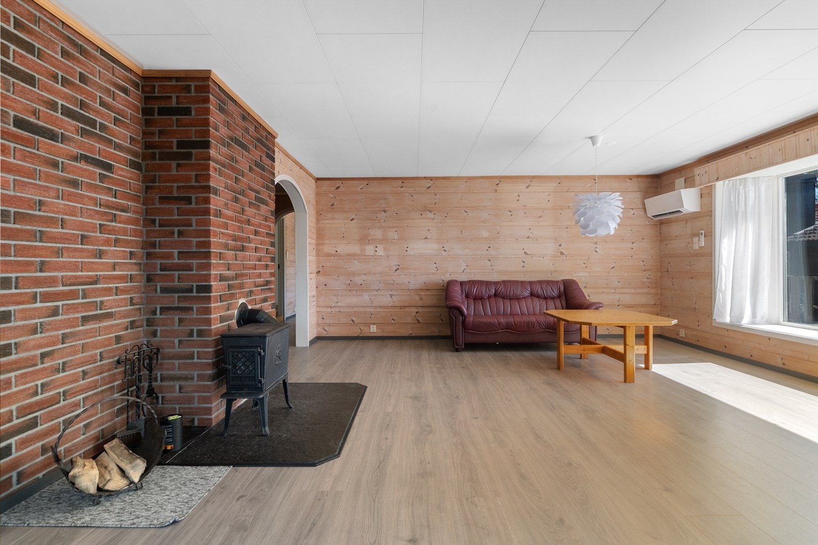 Stuen har god plass til ulike møbleringsløsninger for både sofagruppe og spisebord. Galleribilde