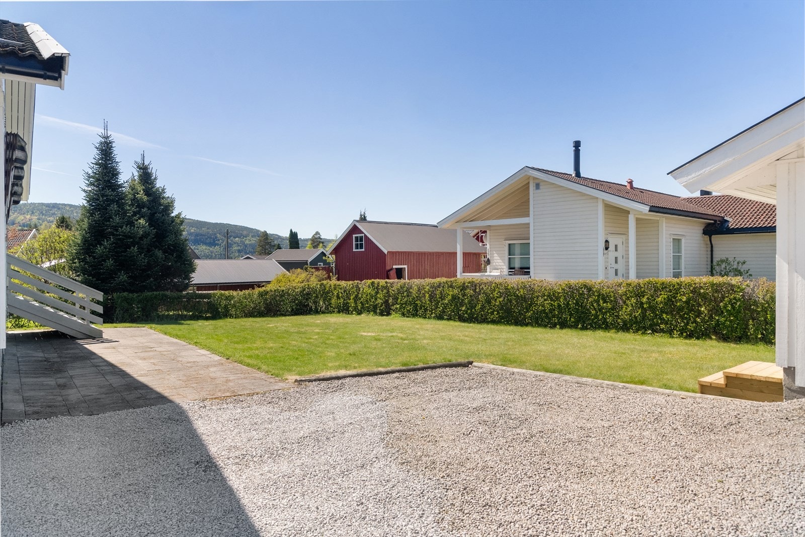 Tomten er pent opparbeidet med plen og hekk, og har gode solforhold. Galleribilde