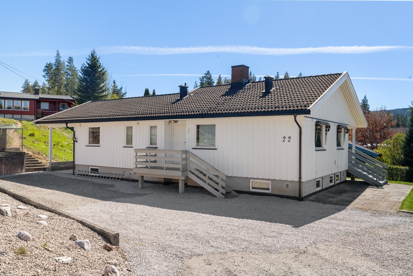 Boligen har stående bordkledning og tak tekket med betongtakstein. Galleribilde