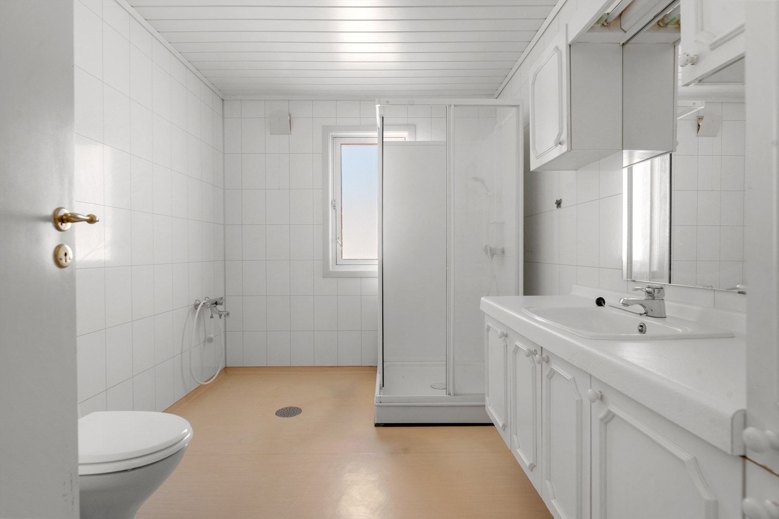 Badet har elektriske varmekabler i gulvet, innredning med nedfelt servant, toalett og dusjkabinett. Galleribilde