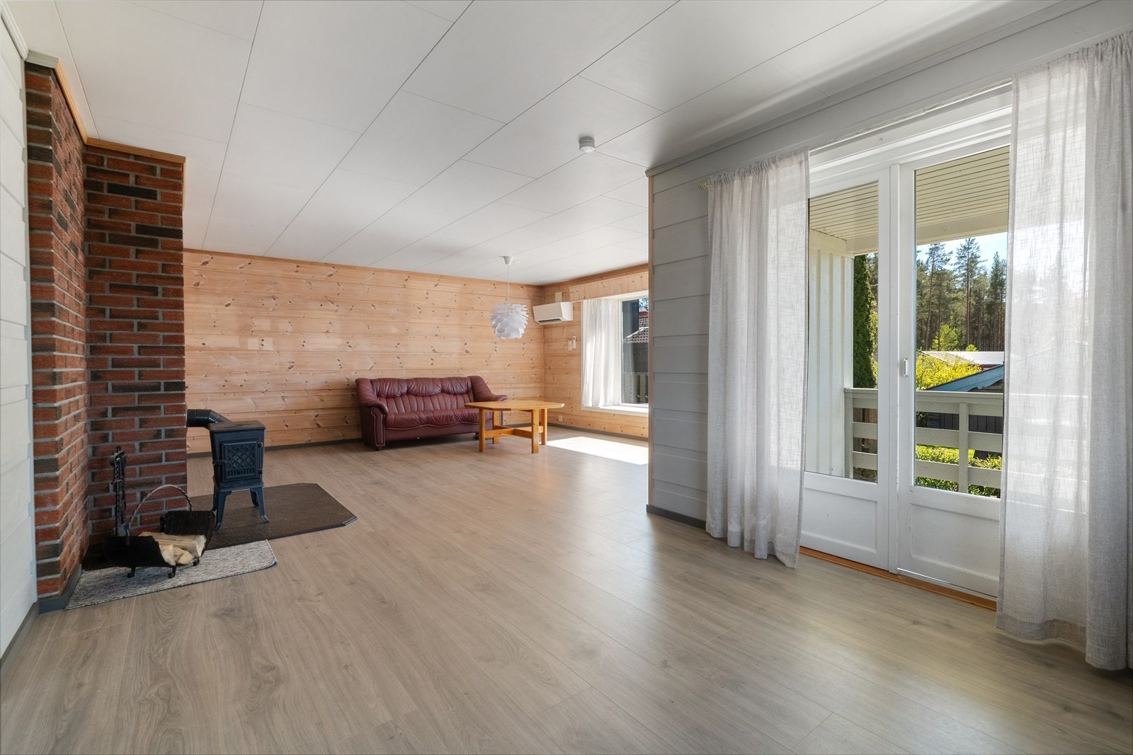 Fra stuen er det direkte utgang til en treterrasse med videre adkomst til hagen. Galleribilde