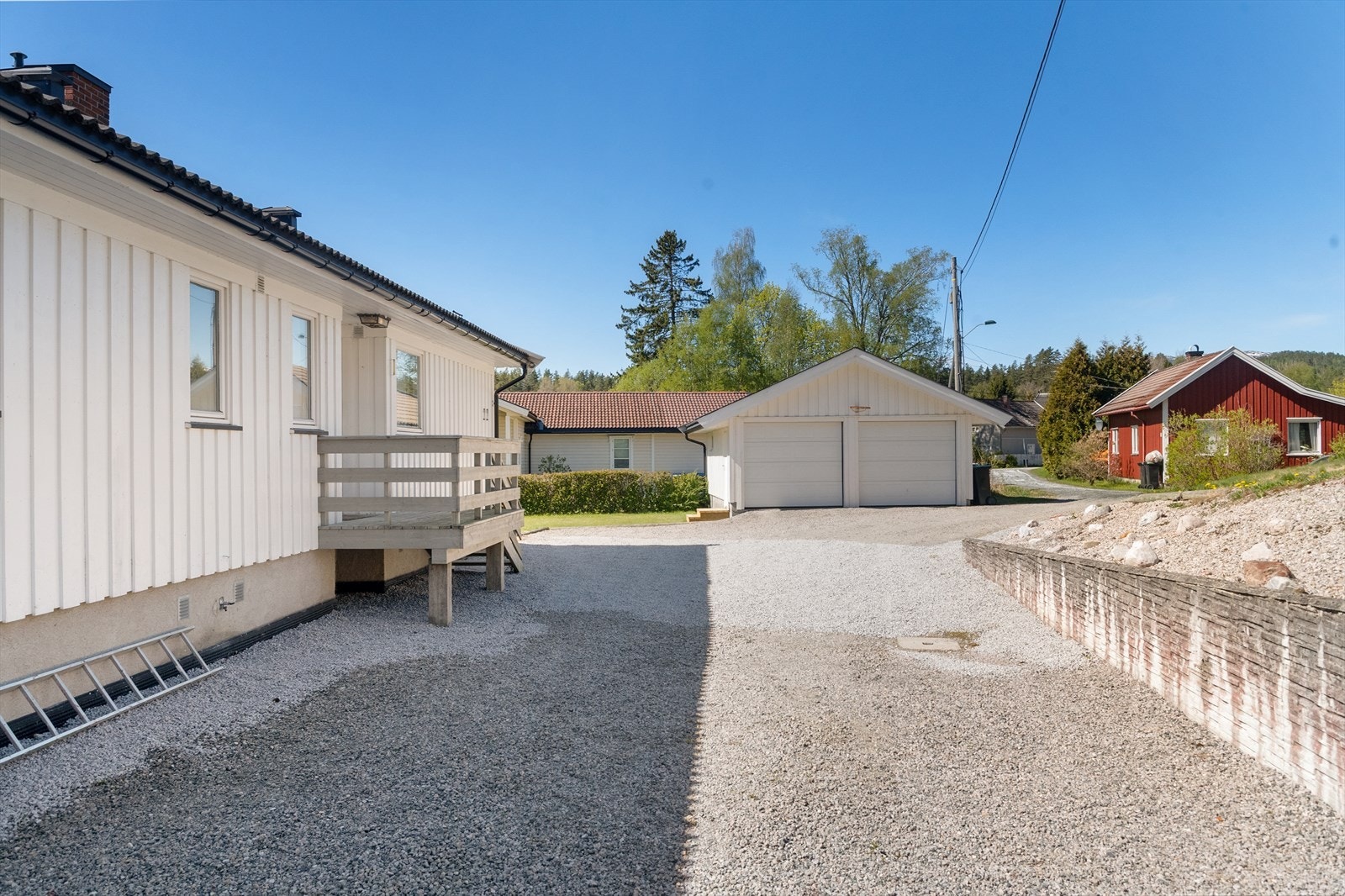 Gode parkeringsmuligheter på egen tomt, både i garasje og på gårdsplassen. Galleribilde