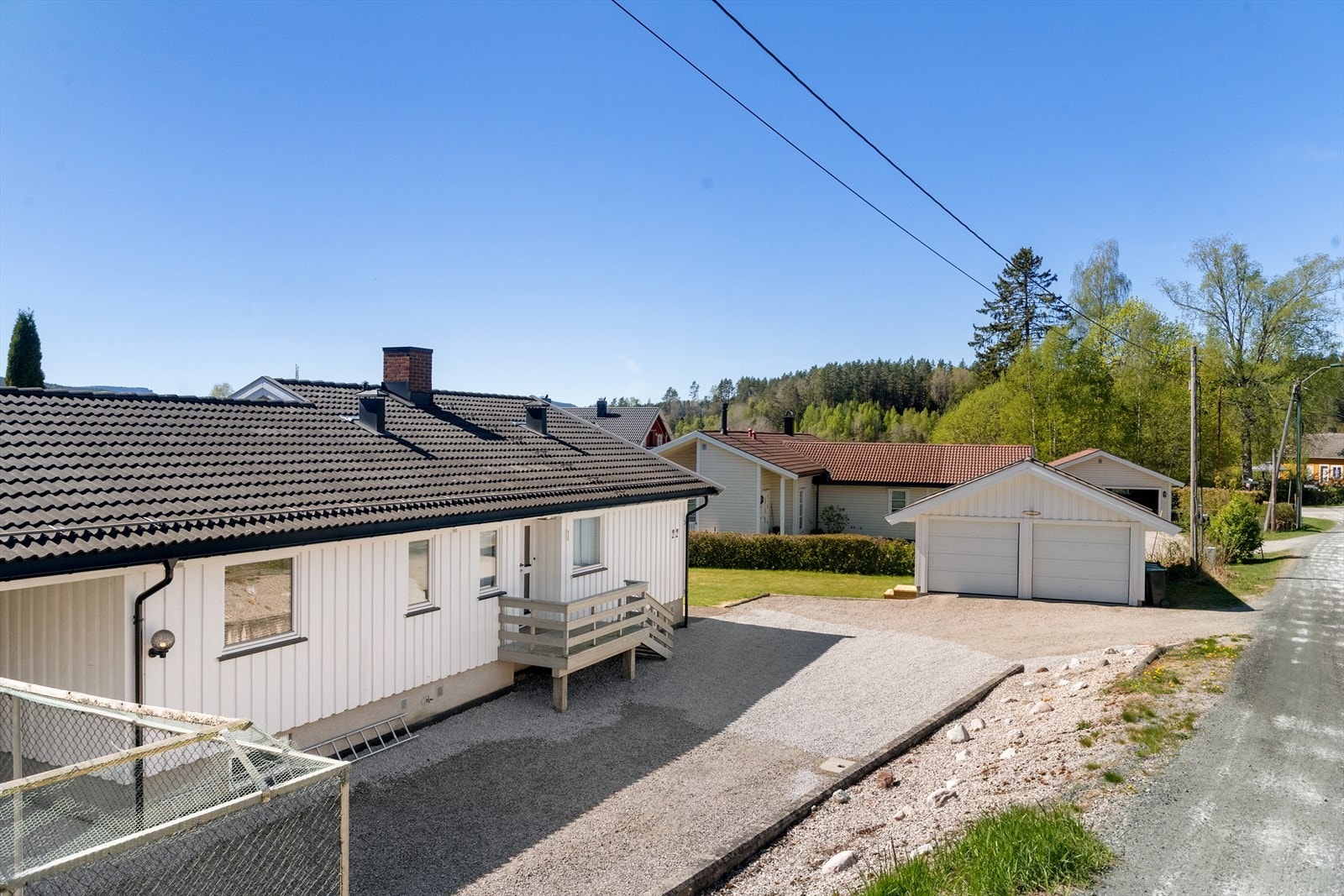 Beliggenheten er sentral i Midt-Telemark, med kort vei til både Bø og fruktbygda Gvarv. Galleribilde