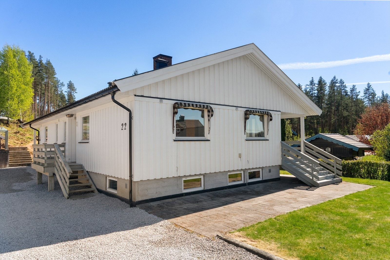 Fra eiendommen er det kun fem minutters kjøring til Bø sentrum, med et rikt utvalg av butikker og tjenester. Galleribilde