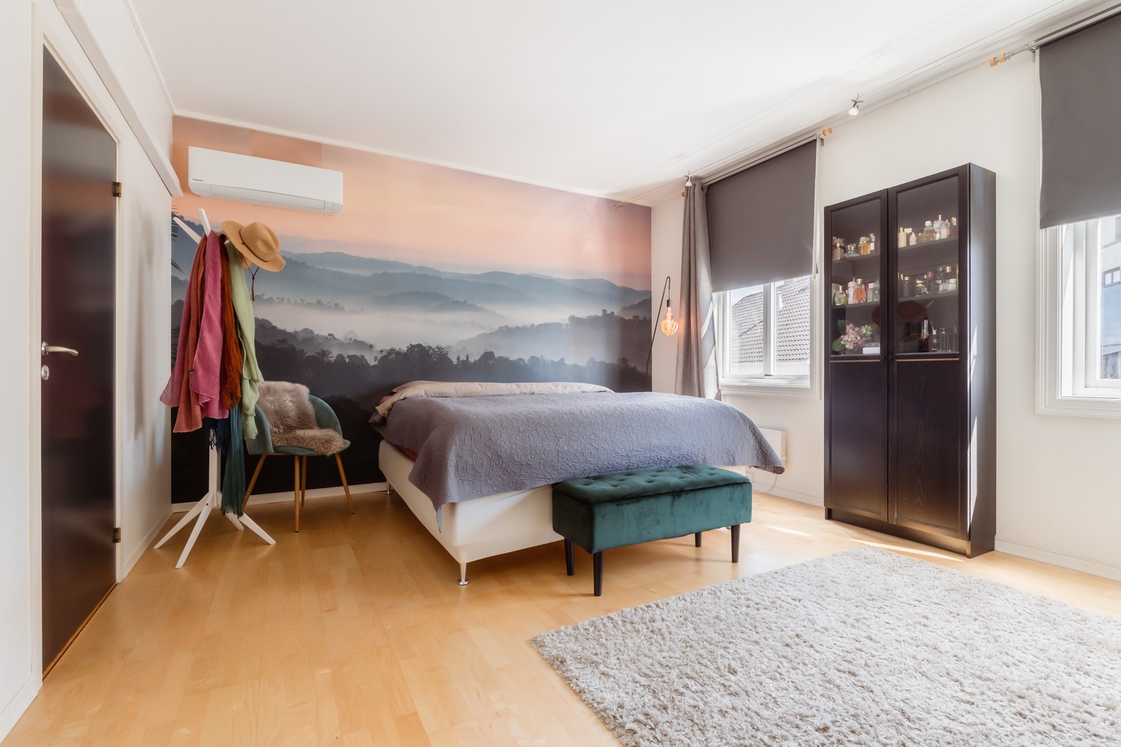 La oss ta en titt på hovedsoverommet. Her har du plass til 3 dobbeltsenger! Rommet er stort, godt og ikke minst avkjølt med en varmepumpe på de dagene du trenger det. Galleribilde