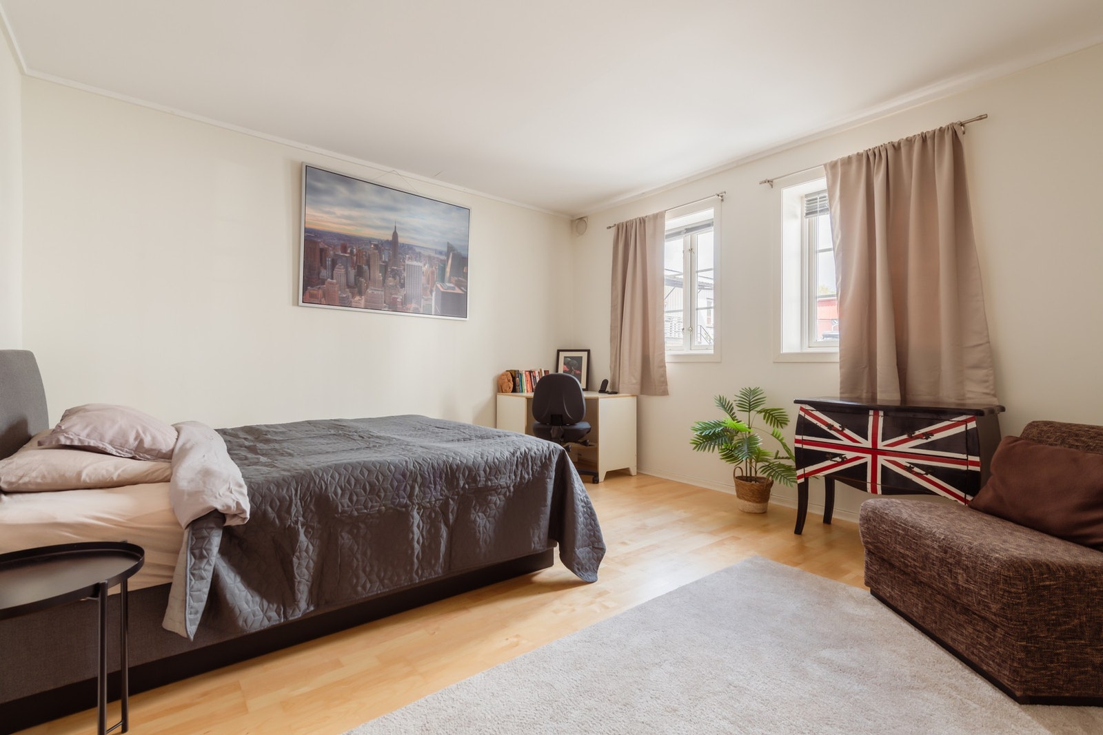 Soverom 2 er også stort. Her kan ungdommen ha både dobbeltseng, sofa og skrivepulten. Galleribilde