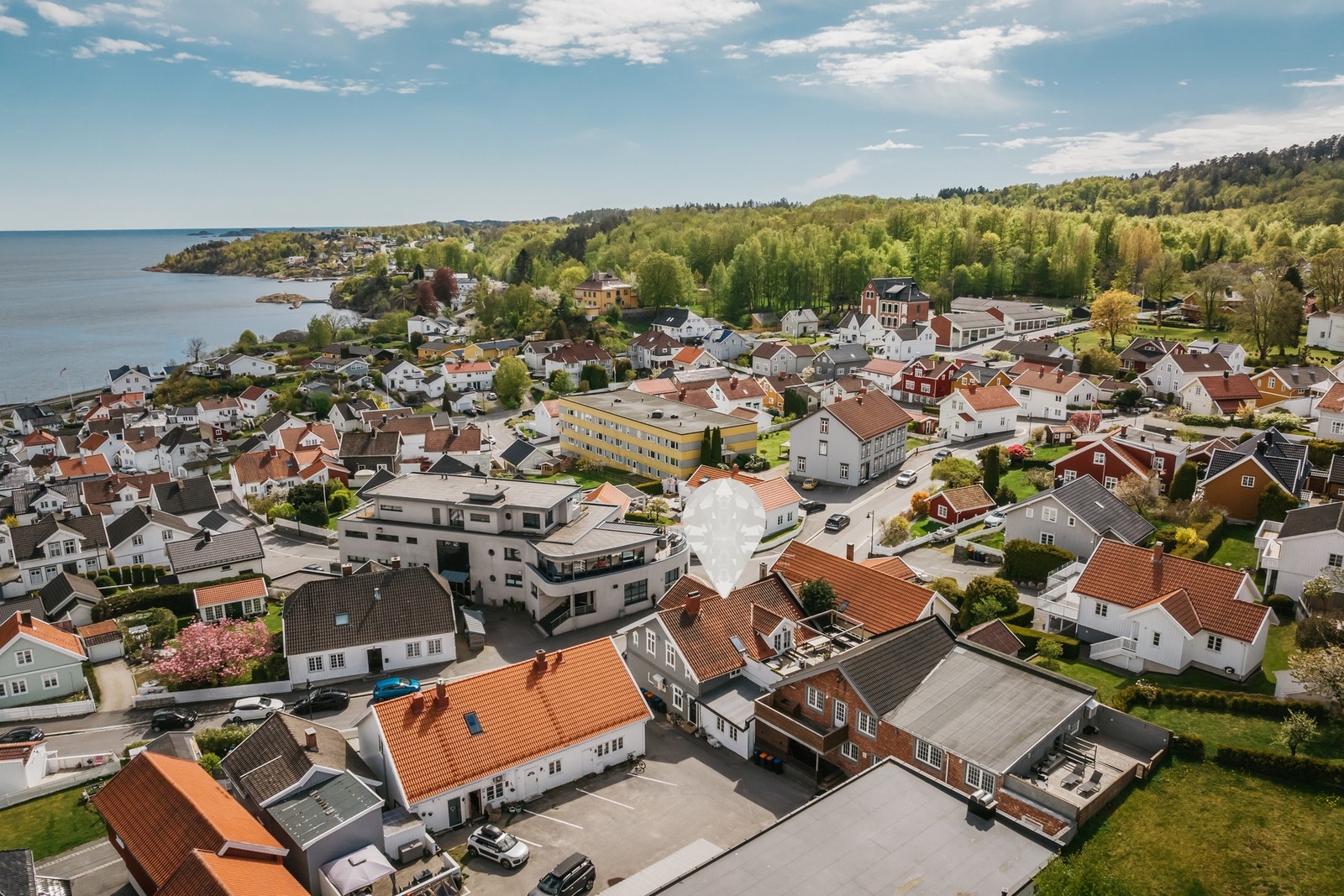 Fra eiendommen er det umiddelbar nærhet til sjøen og badestrand. Galleribilde
