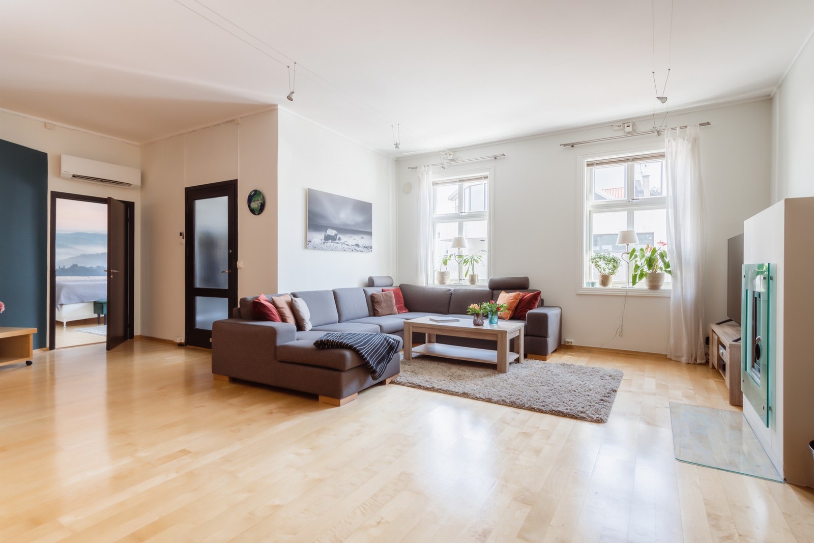 Deilig stue med god boltreplass. Oppvarming består av varme i gulv, varmepumpe og peis. Galleribilde