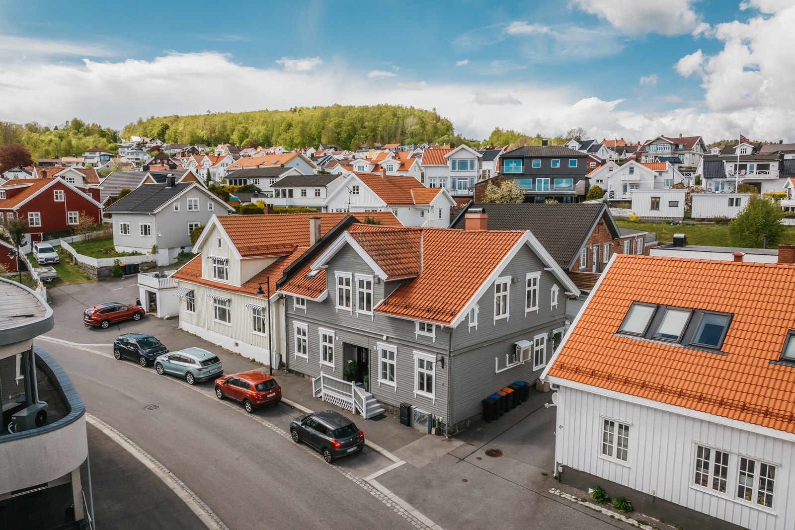 Boligen er horrisontaldelt. Det er 1.etasje og kjelleren som hører til boligen. Galleribilde