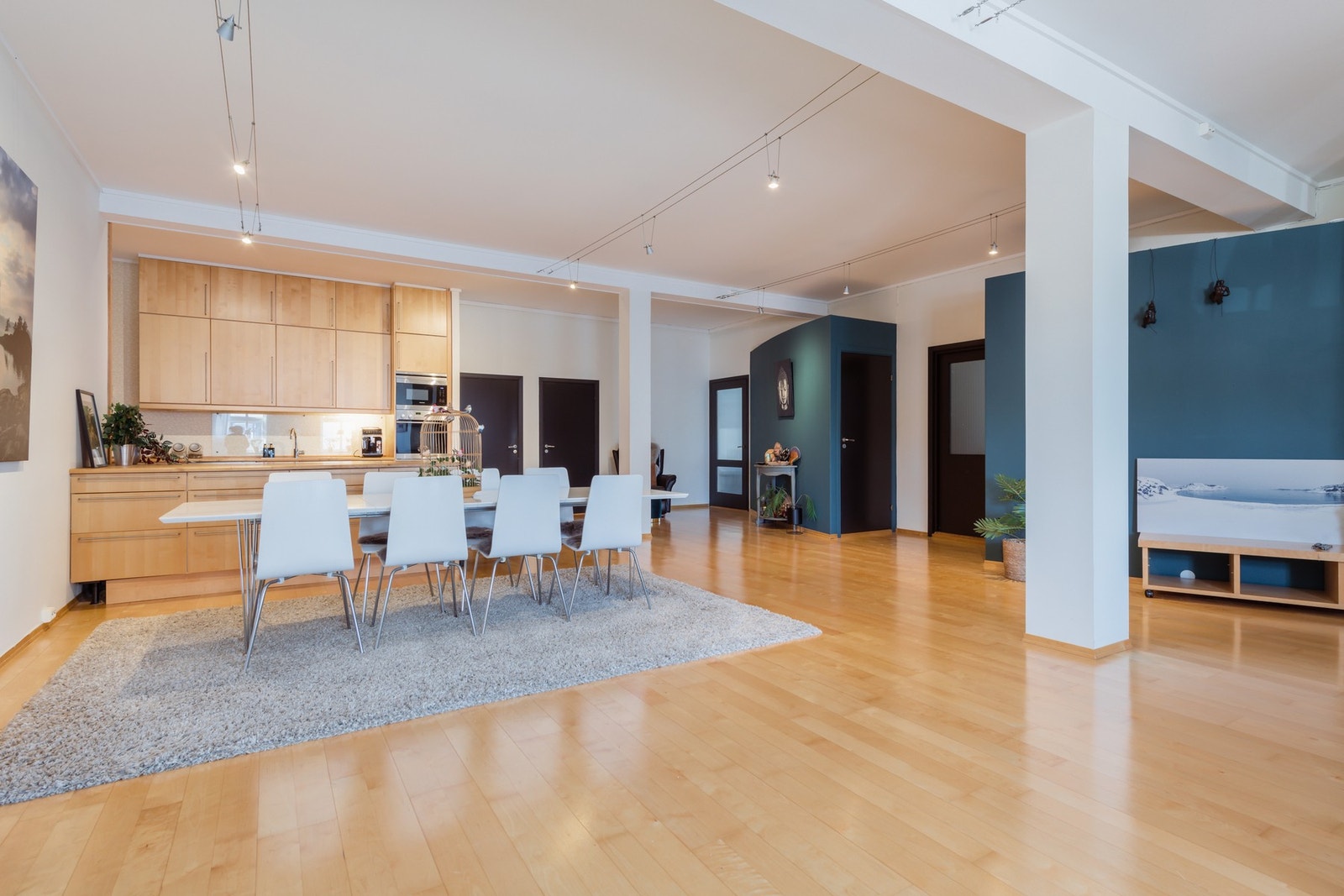 Stuen er stor, så her er det god plass til langbord. Takhøyden er målt til 2,87 meter, så her er det luftig. Galleribilde