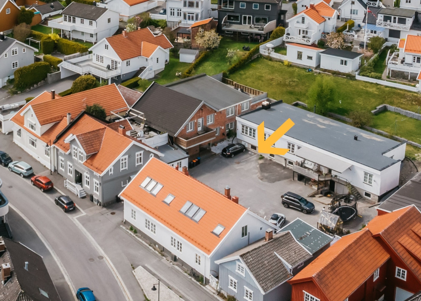 På dette bildet ser vi markering av p-plassen til boligen. Denne er tinglyst og følger med boligen. Galleribilde