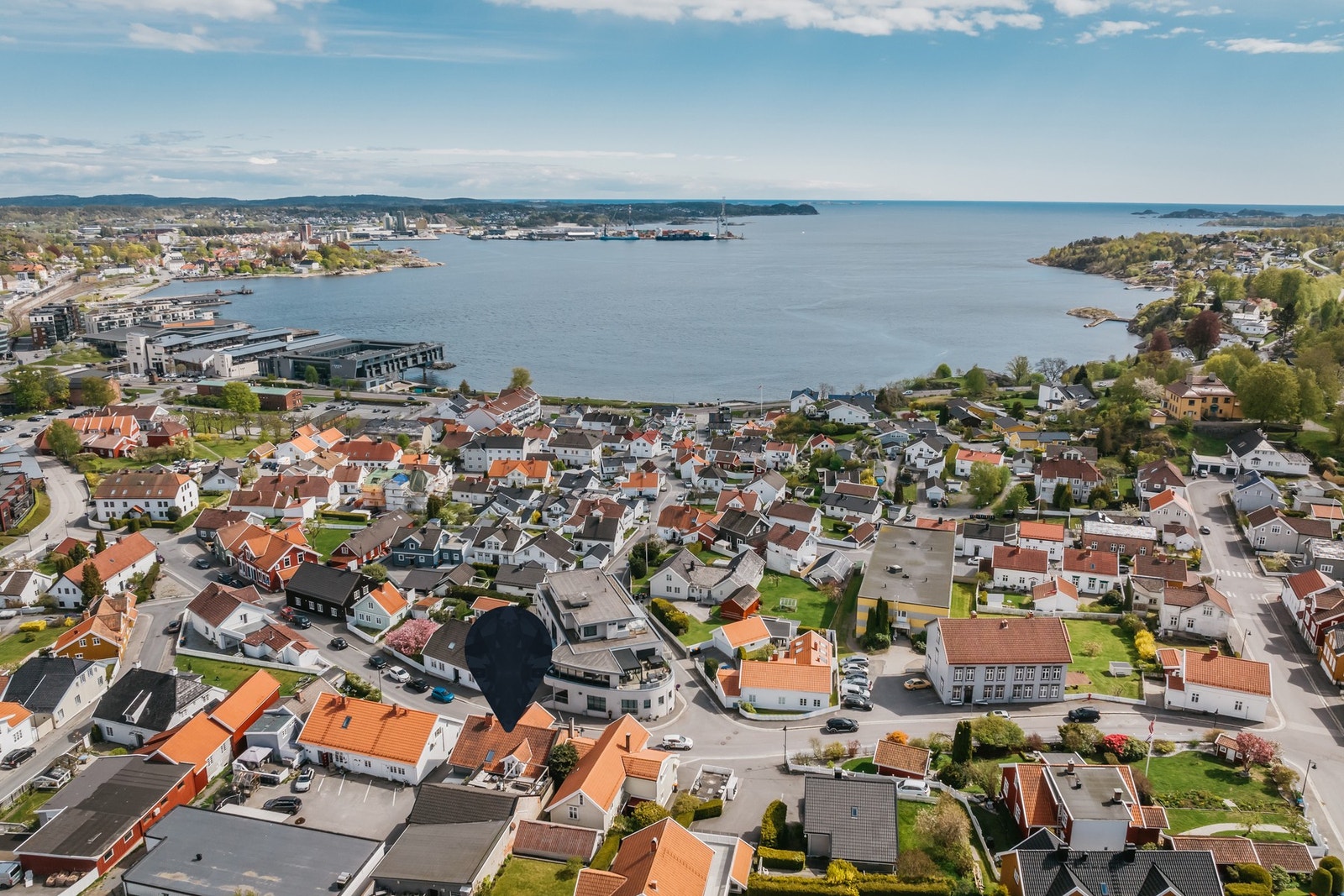 Man kan fint gå i tøflene fra eiendommen og ned til stranda. Galleribilde