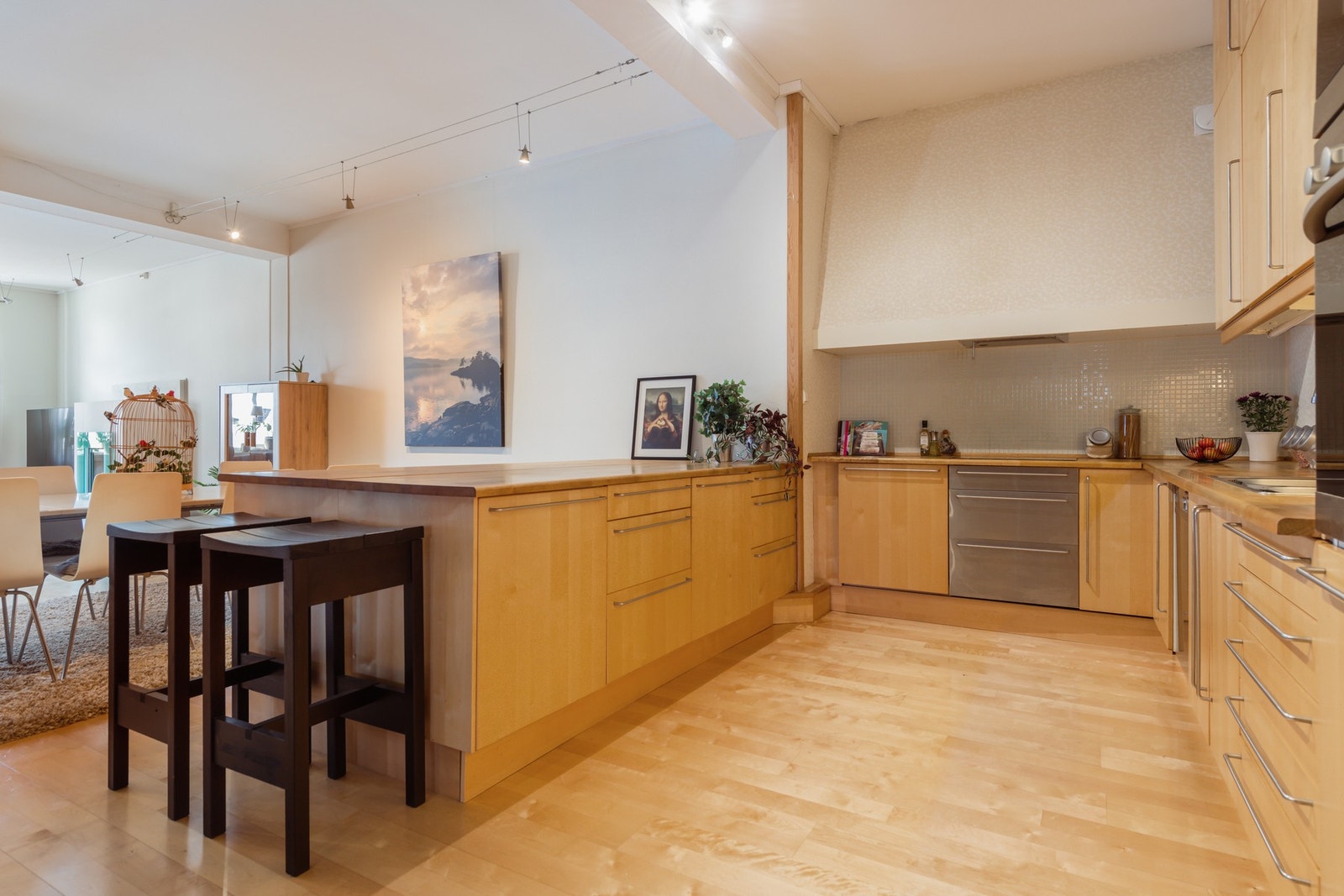 "Kjøkkenøyen" blir den perfekte oppbevaringsplassen for selskapsmaten. PS! Det er kjøleskuffer til venstre for platetoppen. Det er også stor bod i tilstøtende rom, så kort vei til stor fryser. Galleribilde