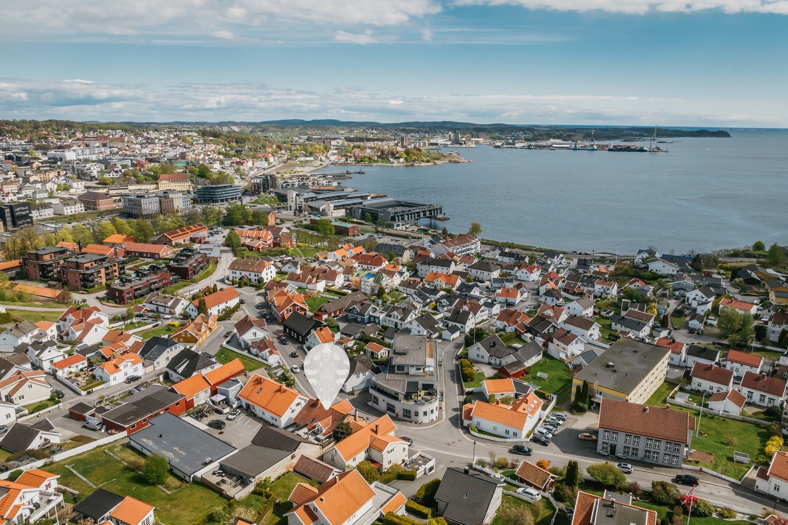 Eiendommen ligger i nydelige omgivelser med kort vei til sjøen, bryggelivet, parker, turområder, jernbanen og sentrum forøvrig. Galleribilde