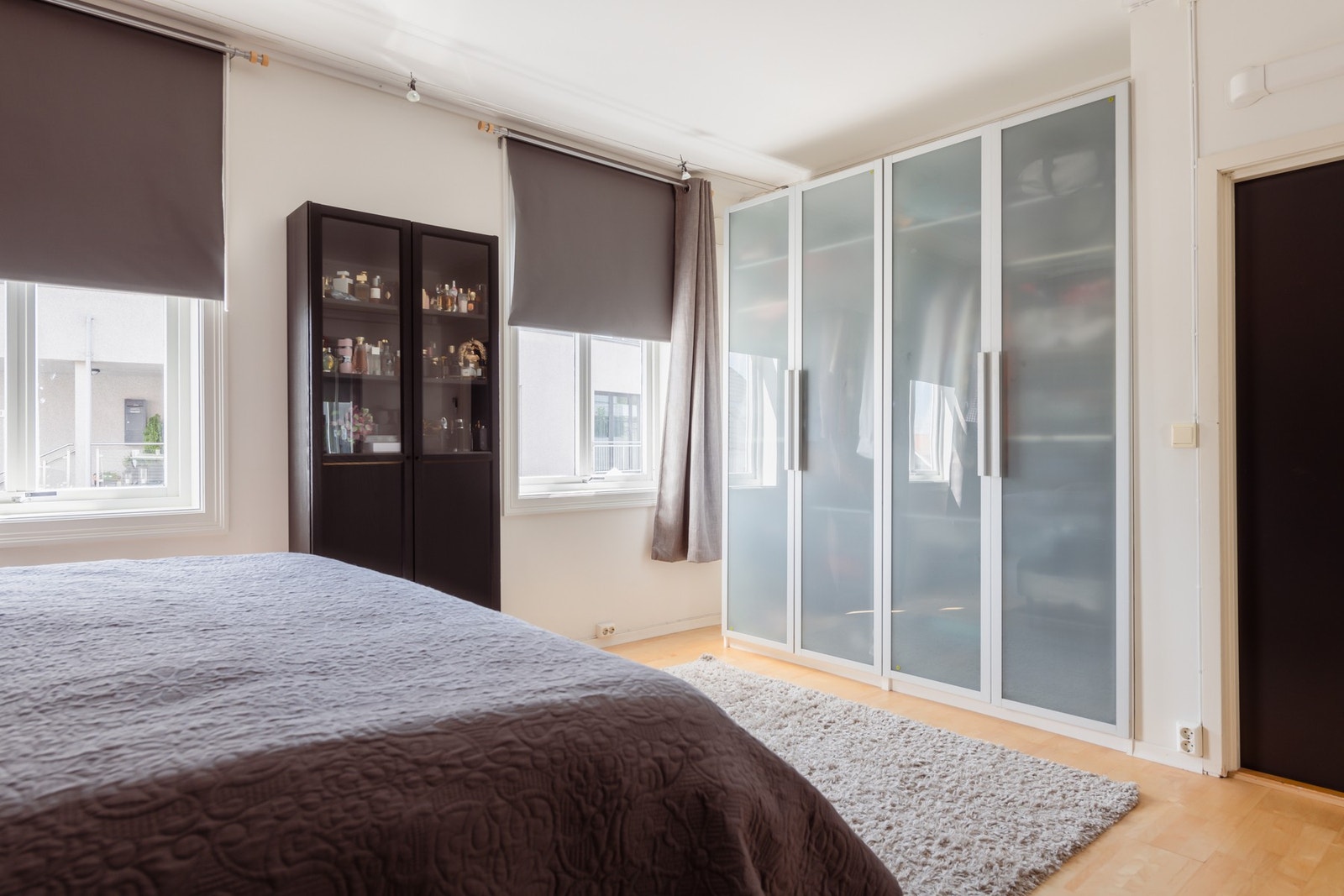 Det er satt inn stor garderobe på hovedsoverommet. Galleribilde