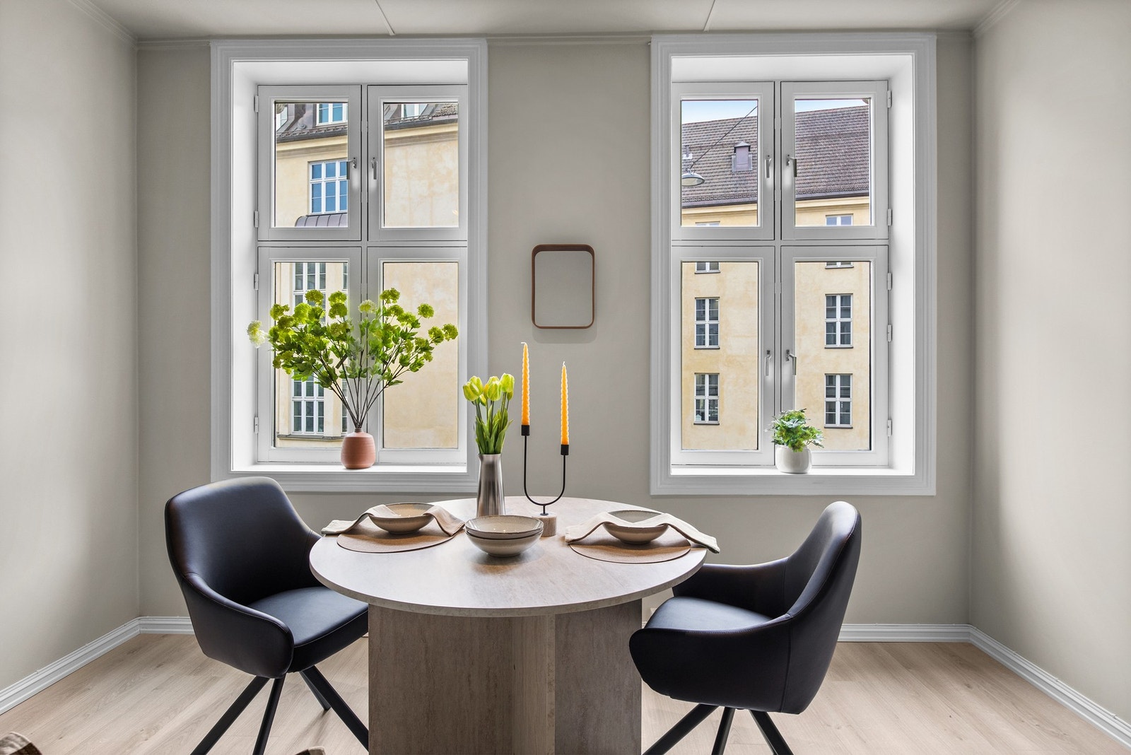 Store klassiske vinduer som gir behagelig med lysinnslipp i rommet. Galleribilde