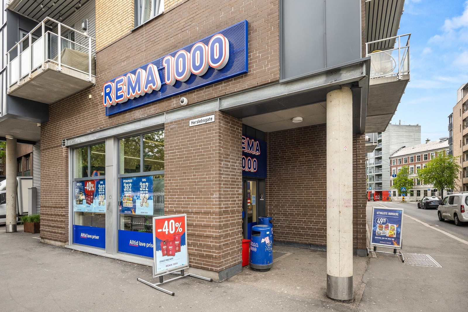 Kiwi og Rema 1000 er de nærmeste dagligvarebutikkene, og tar noen få minutters gange fra leiligheten. Galleribilde