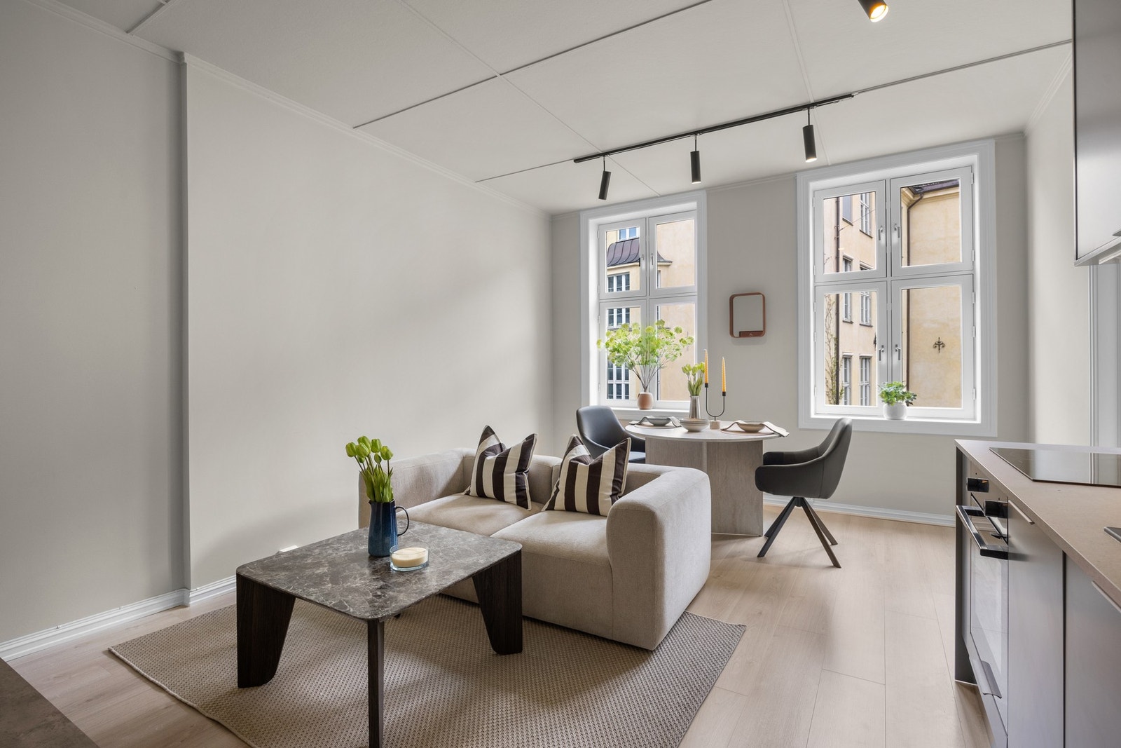 Rommet er innredet med spisemøblement, sofa, stuebord og god mulighet til å sette inn Tv-møblement. Galleribilde