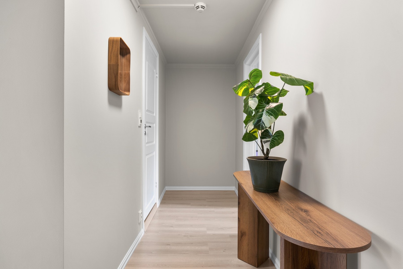 I enden av gangen kan det settes inn et garderobeskap, eller skyvedørsgarderobe for best utnyttelse. Galleribilde