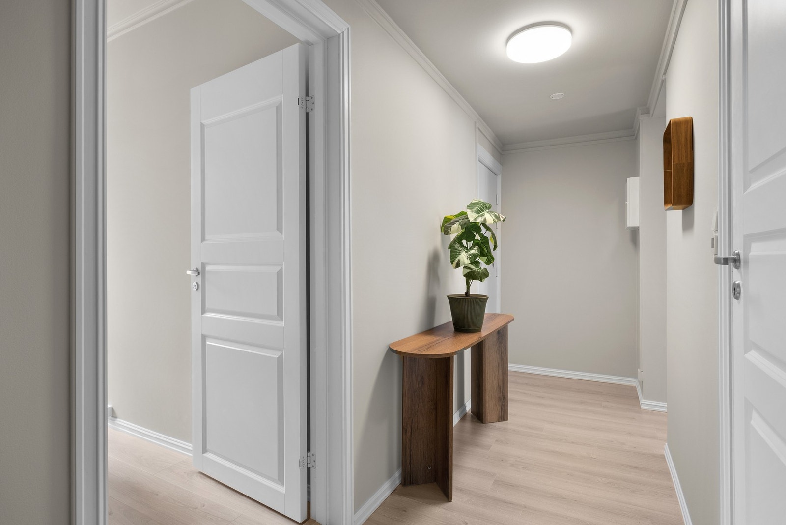 Videre kan rommet innredes med speil, knagger og eventuelt skoskap. Galleribilde